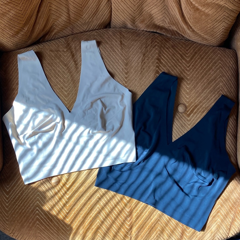 2-pack Calvin Klein Invisible Comfort V-neck Seamless braletter Nude and Black
